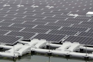 В Японии борются с нехваткой энергии с помощью плавучих солнечных электростанций